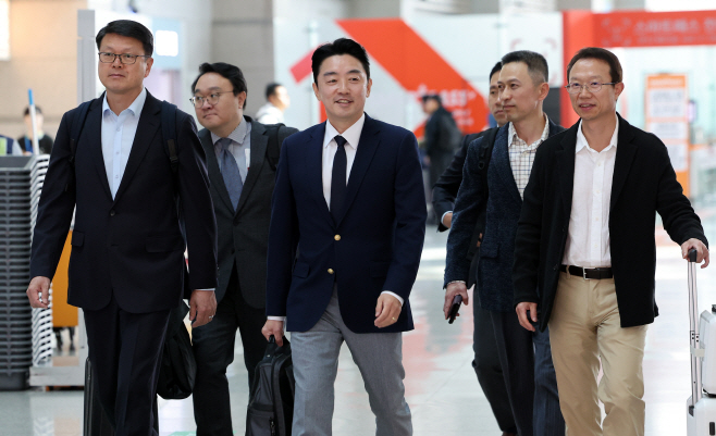 유럽 향하는 전략경제협력 특사단<YONHAP NO-2961>