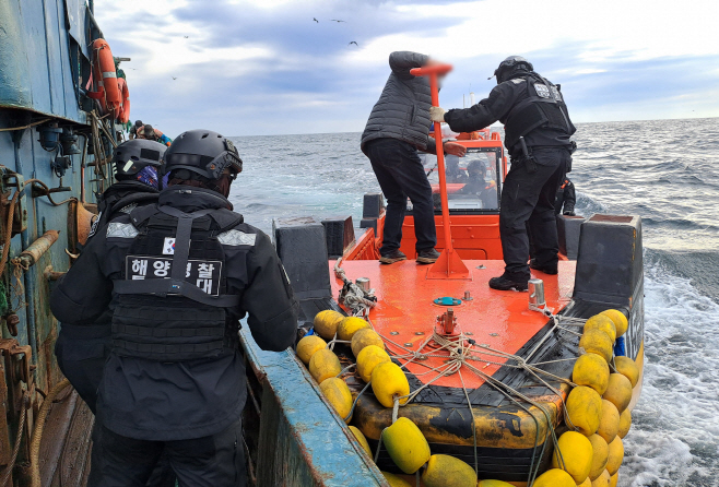 목포해경이 나포된 중국어선 선장을 압송하고 있다 2