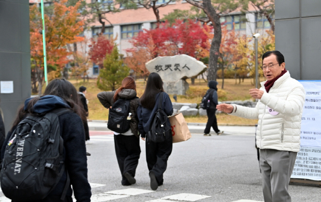 2026학년도 대학수학능력시험이 치러진 11월 13일, 이현재 하남시장이 하남고등학교에 방문해 수험생들을 격려하고 있다.하남시