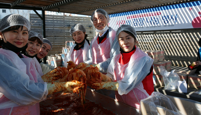 (보도사진1) 우리금융그룹 ABL생명, 아너스클럽과 함께하는 ‘사랑의 김장 나눔 봉사활동’ 전개_251113