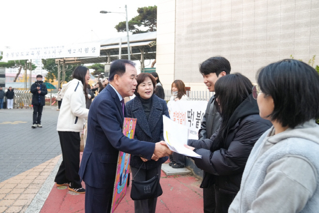 충남교육청, 김지철 교육감 수능 시험장 찾아 수험생 응원