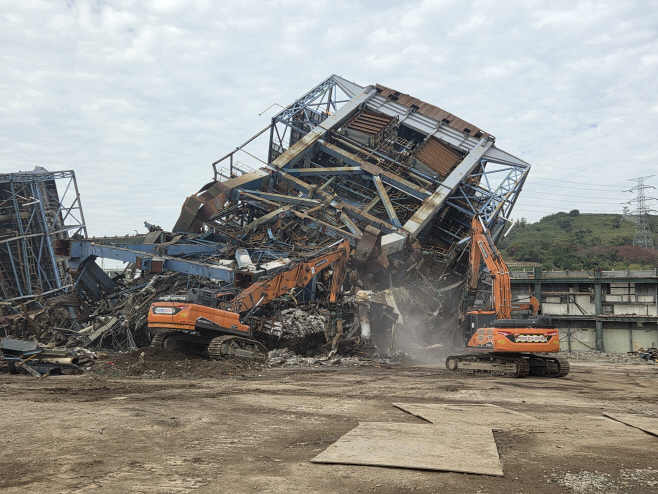 붕괴현장 구조물 해체하는 중장비들