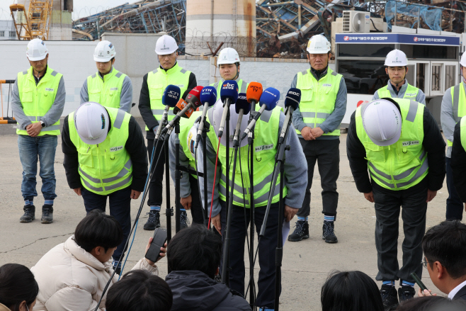고개 숙인 HJ중공업 대표