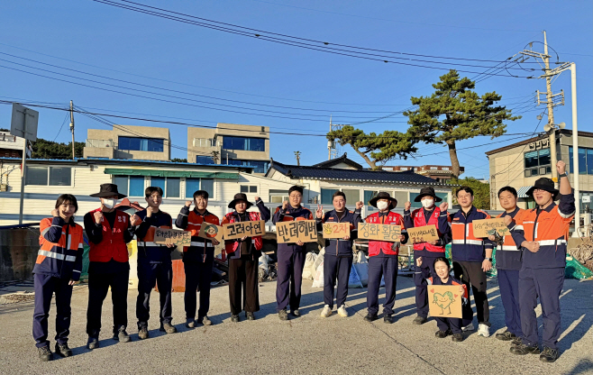 [사진1] 고려아연 온산제련소 임직원들이 반려해변 정화활동 후 단체사진을 촬영하고 있다.(사진=고려아연)