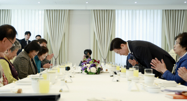 이재명 대통령, 민가협 초청 오찬 간담회 참석<YONHAP NO-3450>