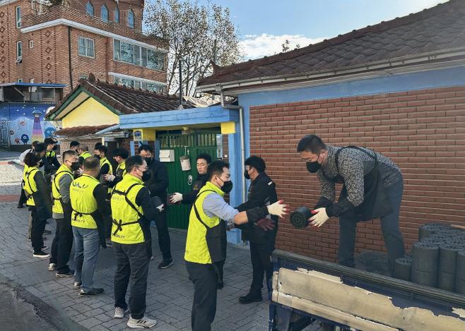 20251113_KGM_평택연탄나눔은행_후원금_전달_및_연탄_나눔_봉사_활동_1