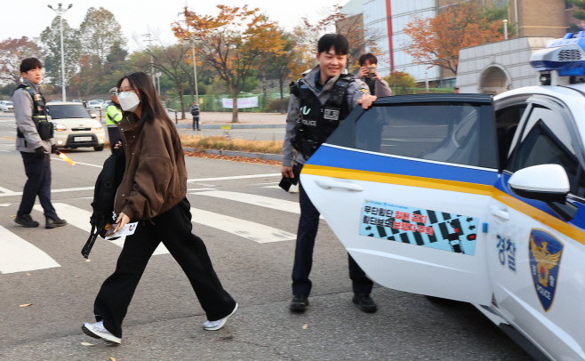 순찰차에서 내리는 수험생