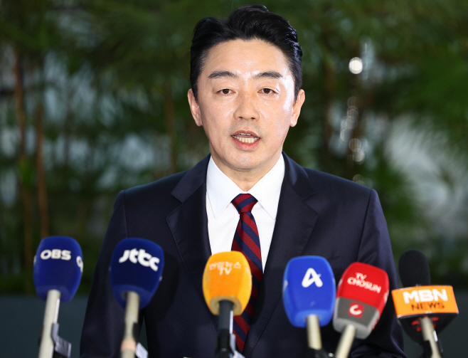 출국 전 약식 인터뷰하는 강훈식 비서실장<YONHAP NO-5060>