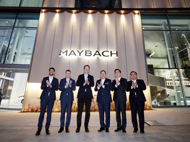 [사진2] 메르세데스-벤츠 그룹 CEO 올라 칼레니우스, 마이바흐 브랜드센터 서울 방문