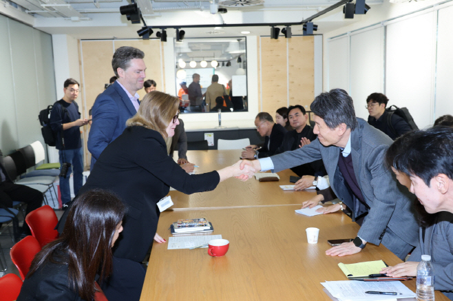 251014 이강덕 시장, 영국 런던 UCL 방문해 도시 혁신·교육·연구 협력 확대 논의1
