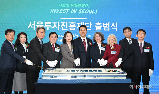 [포토] 서울투자진흥재단 출범식 떡케이크 커팅하는 오세훈 시장