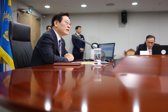 수석보좌관회의 주재하는 이재명 대통령