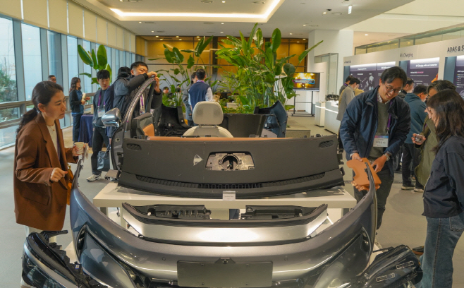 [참고사진] LG화학 오산 CS캠퍼스에서 진행된 전기차 소재 콘퍼런스 ‘2025 EM BU Teardown Conference’에서 LG화학 임직원이 고객에게 제품을 설명하고 있다