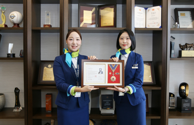 사진1) 에어부산이 대한적십자사로부터 회원 유공장 '명예장'을 수여 받고 기념 촬영을 하고 있다.