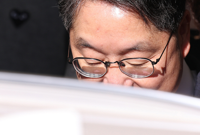 차량 오르는 노만석 검찰총장 직무대행<YONHAP NO-4011>