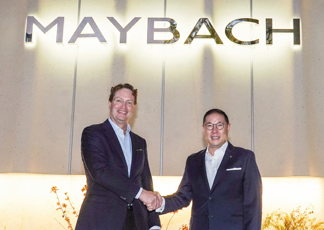 조현상 HS효성 부회장(오른쪽)과 올라 칼레니우스 메르세데스-벤츠 그룹 이사회 의장 겸 CEO(왼쪽)가 13일 서울 강남구 마이바흐 브랜드센터 서울에서 기념촬영을 하고 있다