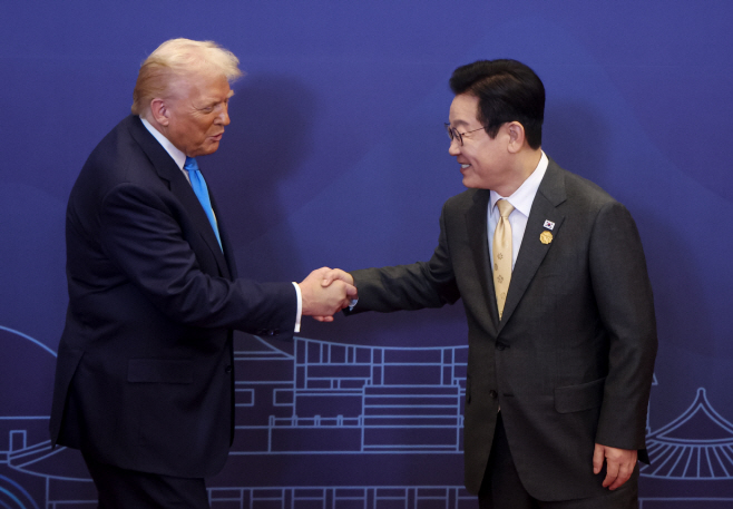 트럼프 대통령 영접하는 이재명 대통령<YONHAP NO-7168>