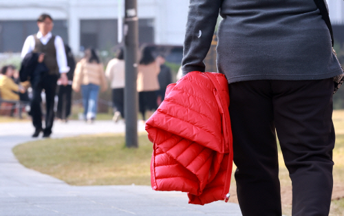 큰 일교차, 아침 겉옷은 한 손에<YONHAP NO-4253>