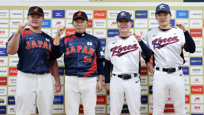 한일 평가전 앞두고 공식 기자회견에서 기념촬영