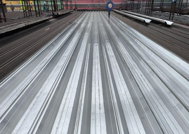 (2) 포솔이노텍의 고내식 파스너와 브라켓이 적용된 포항제철소 2제강공장 슬래그동 지붕재 모습