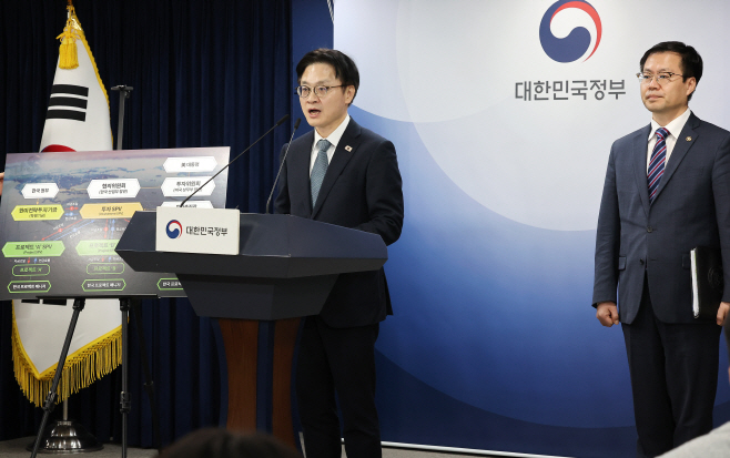 한미 관세협상 관련 브리핑하는 김정관 산업부 장관<YONHAP NO-5354>