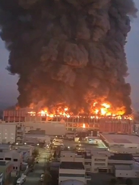 솟구치는 물류센터 화재 연기<YONHAP NO-2317>