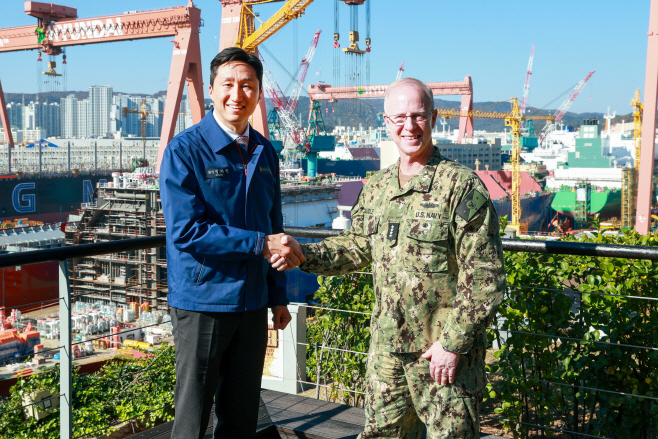 사진1. HD현대 정기선 회장이 15일(토) HD현대중공업 울산 조선소를 방문한 대릴 커들(Daryl Caudle) 美 해군참모총장과 기념촬영을 하고 있다.