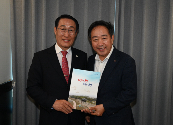 14일 (이용록 홍성군수, 주요사업 국비 확보위해 국회 방문)