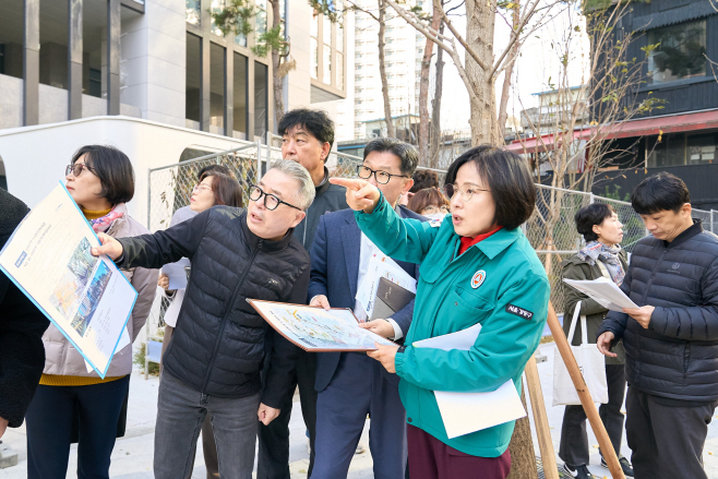 14일 이수희 강동구청장이 천호3+4구역 통학 환경을 점검하고 있다 _1