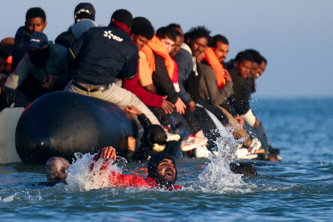 BRITAIN-POLITICS/MIGRATION <YONHAP NO-1888> (REUTERS)