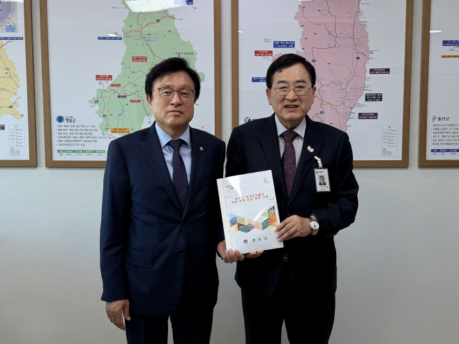 1. 주낙영 경주시장이 14일 국회를 방문해 박형수 국회 예산결산특별위원회 간사에게 2026년도 국비 반영을 위한 경주시 주요 현안사업 건의서를 전달하고 있다