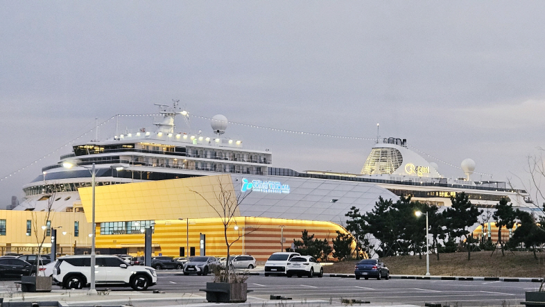 (사진1)인천항 크루즈 터미널에 리젠트 세븐시즈사의 ‘세븐시즈 익스플로러(Seven Seas Explorer)’호가 정박해 있다