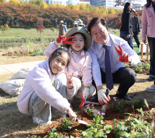 (광명1-3)광명시, 시민 손으로 만든 ‘안양천 시민참여정원’ 첫 선... 생활 속 정원문화 확산
