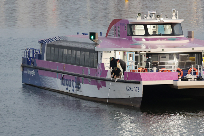 강바닥 수심 확인하는 관계자<YONHAP NO-2895>