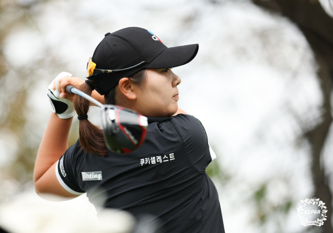 티샷 하는 홍정민