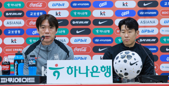 기자회견하는 홍명보 감독