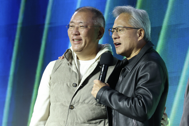 무대 오른 젠슨 황-정의선<YONHAP NO-7443>