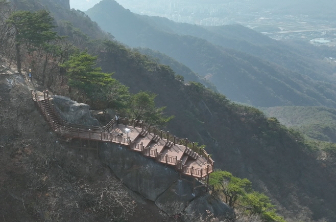 2.녹지산림과(의정부시, 수락산 기차바위 전망대 및 쉼터 조성완료…시민에 전면 개방)5-전망대