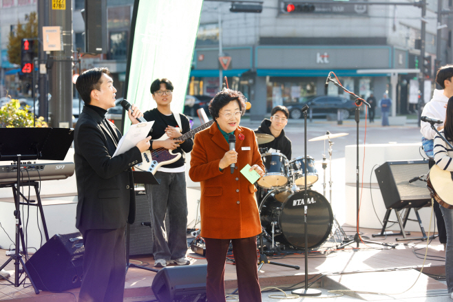 이천시 분수대오거리서 수험생 응원 버스킹 열려