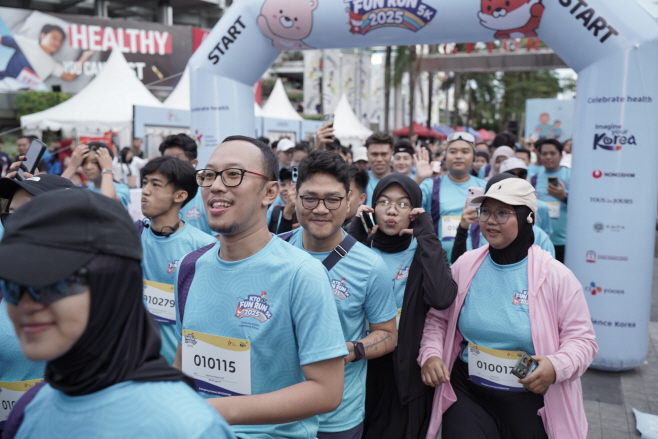 [한국관광공사] KTO FUN RUN 참가자들이 출발 신호에 맞춰 달려나가고 있다(25.11.9.)