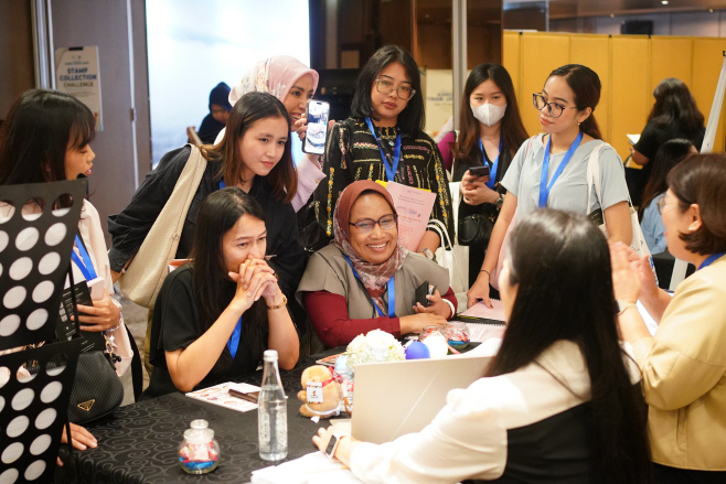 [한국관광공사] B2B트래블마트에서 현지 바이어사가 인니 소비자에게 인기 있는 닭갈비 사진을 보여주며 관련 상품을 문의하고 있다(25.11.13.)