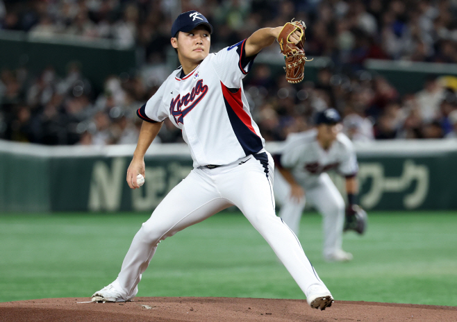 힘차게 공 던지는 선발투수 정우주