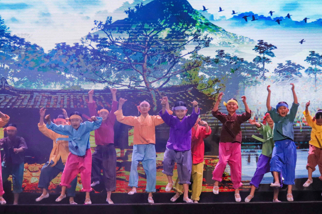 20251117-밀양아리랑예술단, 베트남 하노이서‘날 좀 보소’공연 펼쳐(2)