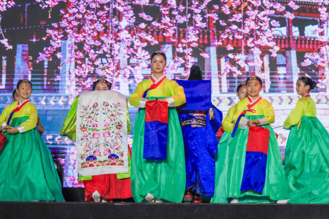 20251117-밀양아리랑예술단, 베트남 하노이서‘날 좀 보소’공연 펼쳐(3)