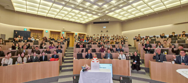 [사진1] 장기이식 30년 이상 생존 환자 기념행사에서 참석자들이 단체사진을 촬영하고 있다