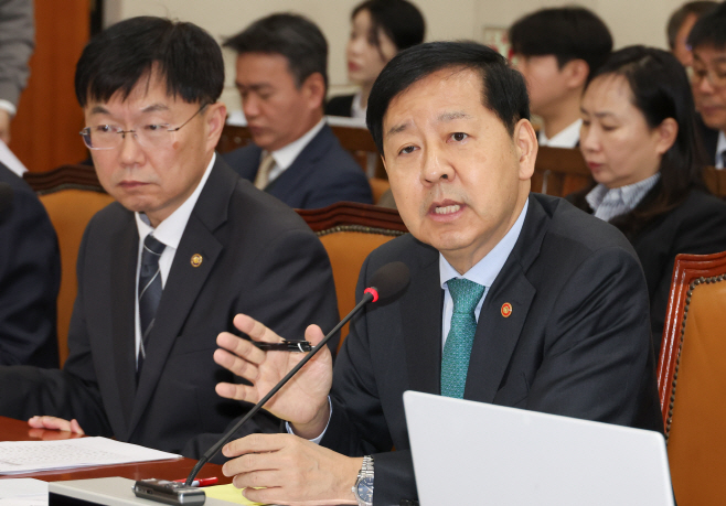 팩트시트 관련 답변하는 구윤철 부총리<YONHAP NO-4771>