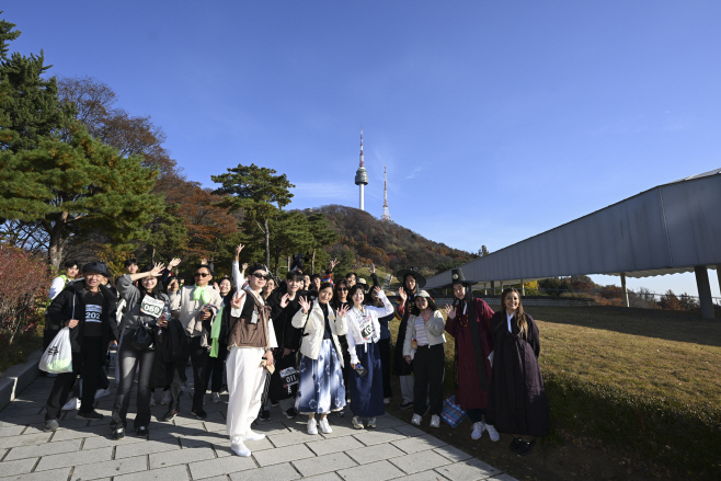 (사진1) 남산 둘레길에 나타난 조선시대 등산객들