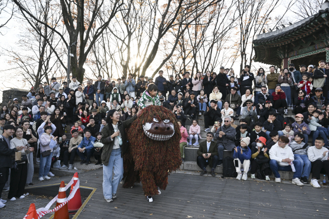 (사진3) 남산 팔각정 앞 북청사자춤을 관람하는 관광객과 시민들