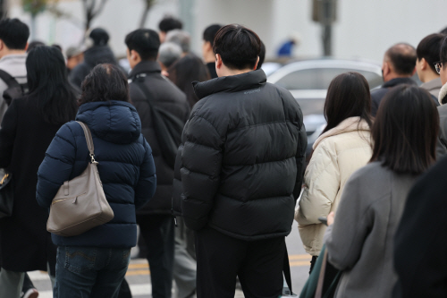 두꺼워진 출근길 옷차림<YONHAP NO-4047>