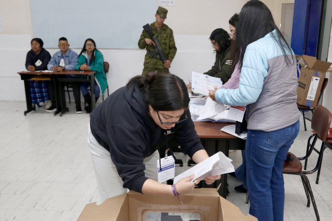 ECUADOR REFERENDUM <YONHAP NO-3899> (EPA)